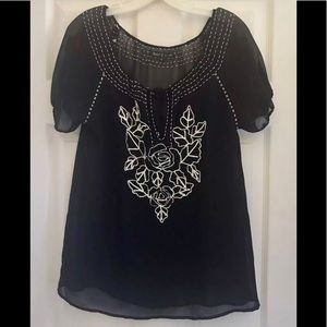 HEART OF CROWNS Gorgeous Black Top White Stitching